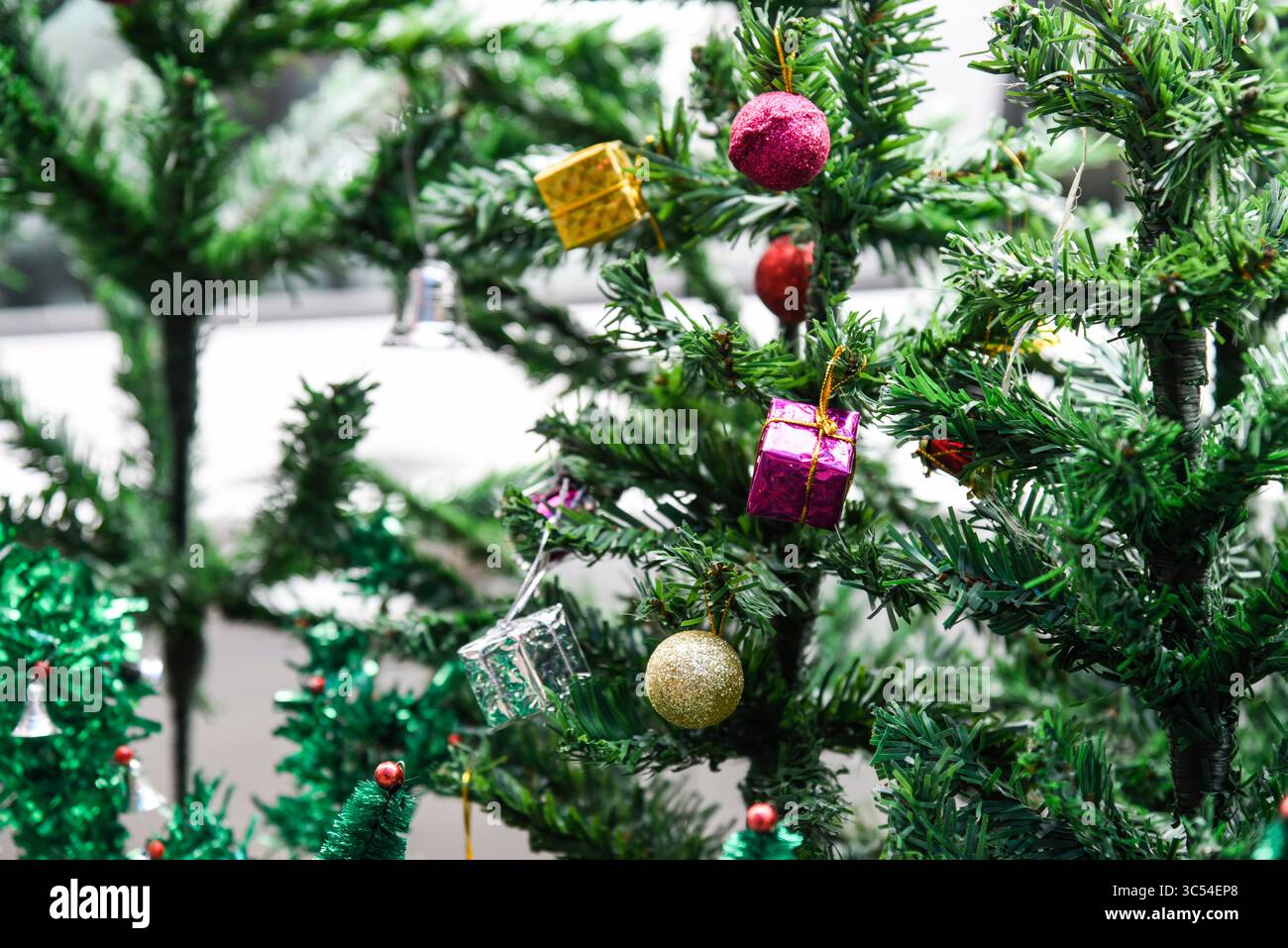 23 décembre 2019, Guwahati, Assam, Inde : articles de Noël dans un magasin avant Noël. (Crédit image : © David Talukdar/ZUMA Wire) Banque D'Images