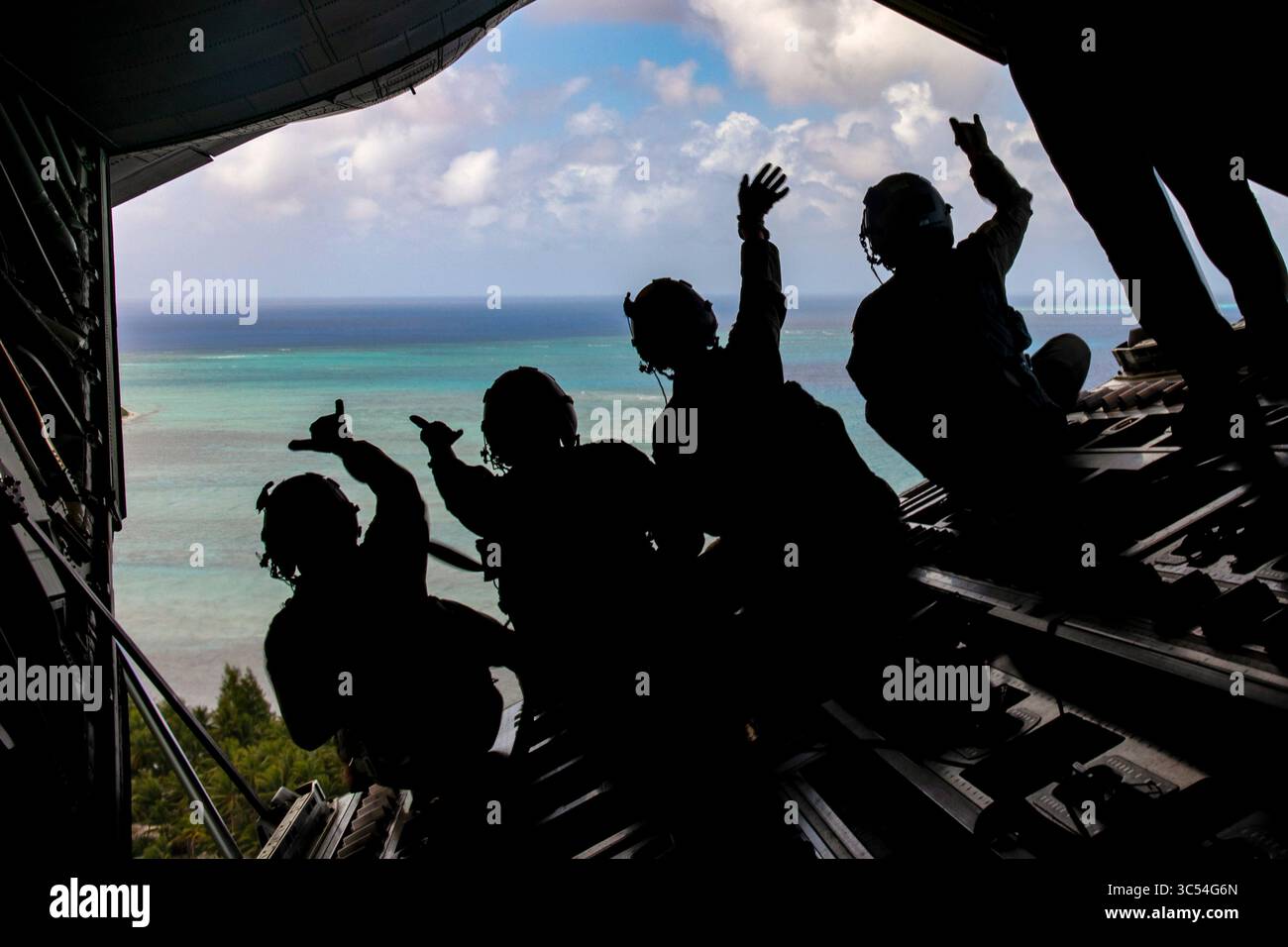 13 décembre 2019 - Andersen Air Force base, Guam - les maîtres de charge du 36e escadron de transport aérien de la base aérienne de Yokota, au Japon, font la vague aux villageois de l'île de Nomwin, dans les États fédérés de Micronésie, après avoir livré quatre paquets d'aide humanitaire à faible coût et basse altitude pendant l'opération Christmas Drop 2019, Dec. 13, 2019. L'OCD sert de plate-forme de formation pour l'US Air Force et ses partenaires afin de mieux s'entraîner pour l'aide humanitaire et les secours en cas de catastrophe grâce à l'utilisation de largages aériens LCLA sur des zones de largage non surveillées dans tout le Pacifique. (Crédit image : © U.S. Air Force/ZUMA Wire/ZU Banque D'Images