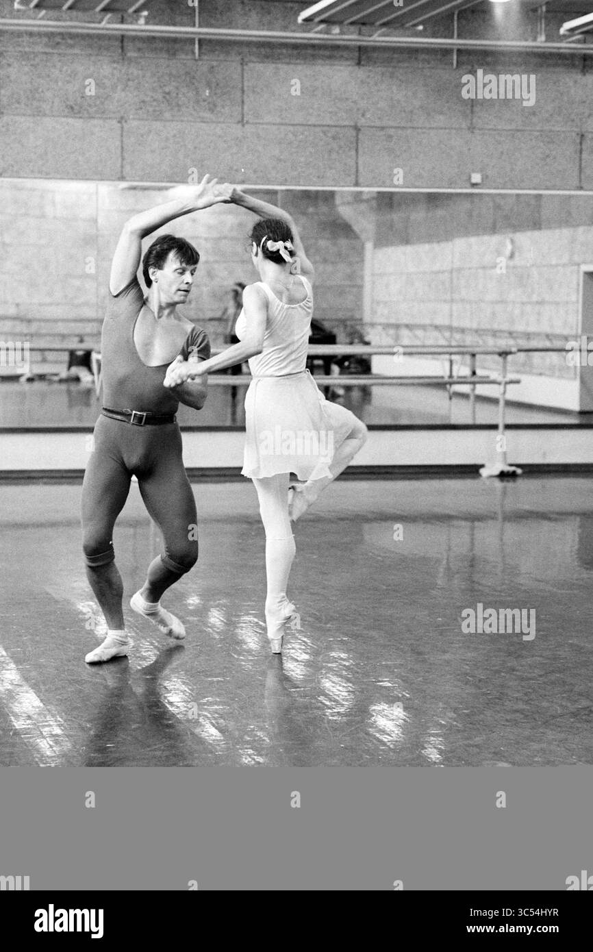 Activités de l'association de ski à Spaarnwoude, 13-04-1996 Whizgle News, Dutch Desk, pays-Bas, 1950-2000 Un danseur masculin et féminin est engagé dans un duo de ballet élégant, mettant en valeur son habileté et sa grâce. Le danseur masculin mène avec une pose forte mais douce, tandis que la danseuse féminine exécute une belle pirouette, son costume fluide accentuant le mouvement. L'environnement du studio, avec des murs en miroir et des planchers en bois, reflète leur dévouement à l'art de la danse. Banque D'Images