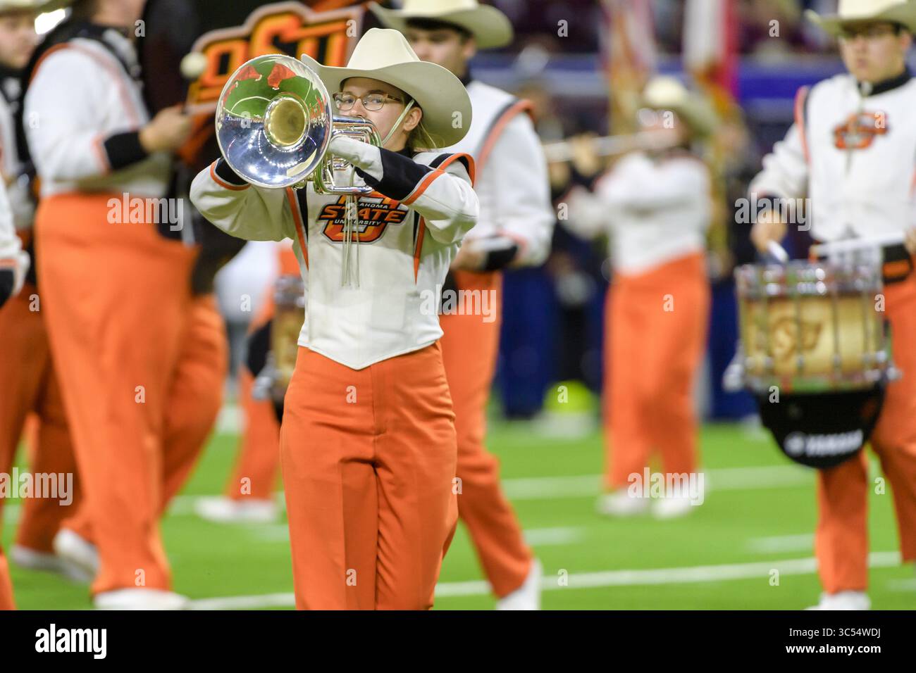 27 décembre 2019, Houston, Texas, États-Unis : performance de l'Oklahoma State University Cowboy Marching Band avant-match au Texas Bowl entre les Texas A&M Aggies et les Oklahoma State Cowboys au NRG Stadium, Houston, Texas (crédit image : © Lynn Pennington/ZUMA Wire) Banque D'Images