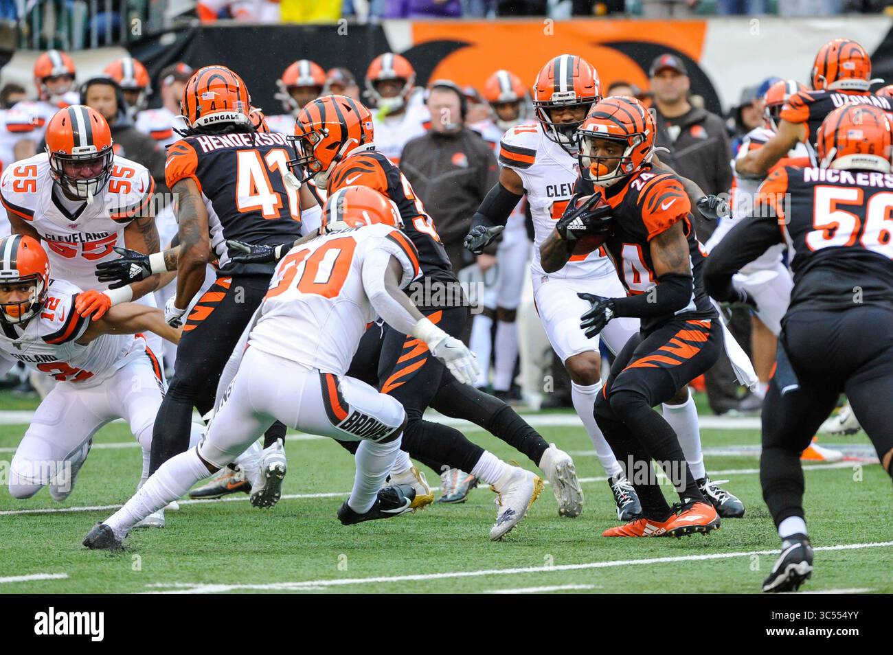 29 décembre 2019 : Darius Phillips (24 ans) des Bengals de Cincinnati rencontre D'Ernest Johnson (30 ans) des Browns de Cleveland lors d'un match entre les Browns de Cleveland et les Bengals de Cincinnati au Paul Brown Stadium le 29 décembre 2019 à Cincinnati, OHIO. Dorn BYG/CSM(image de crédit : &copy ; Dorn BYG/CSM via ZUMA Wire) Banque D'Images