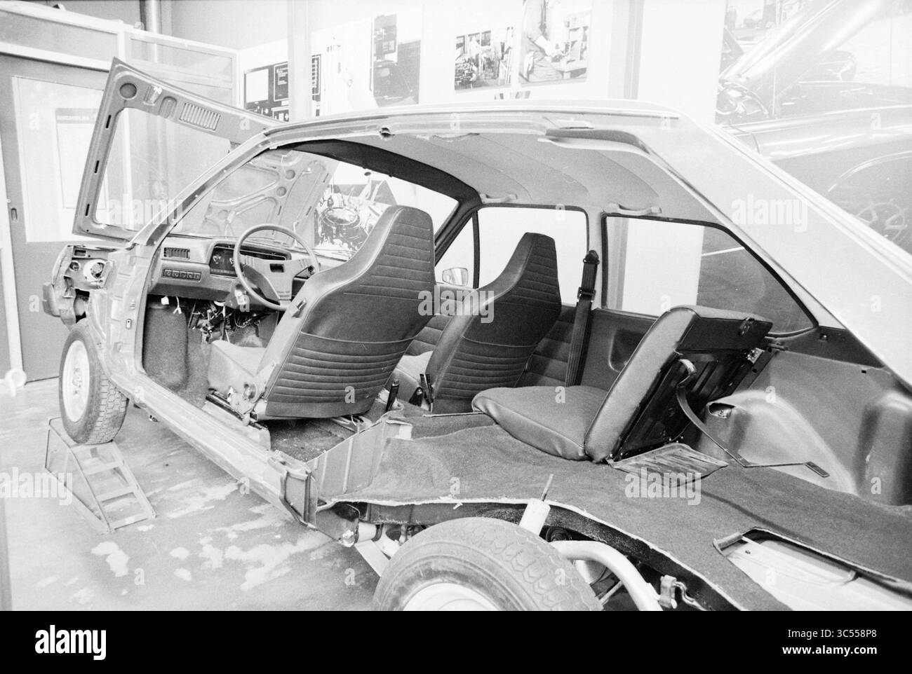 Nint Museum Amsterdam, Museum, Museums, Amsterdam, Nederland, 06-11-1979 Whizgle News, Dutch Desk, pays-Bas, 1950-2000 vue intérieure d'une voiture partiellement démontée, présentant le siège du conducteur, les sièges des passagers et les composants exposés du tableau de bord. Le décor suggère un atelier automobile, avec des outils et des machines visibles en arrière-plan. Banque D'Images