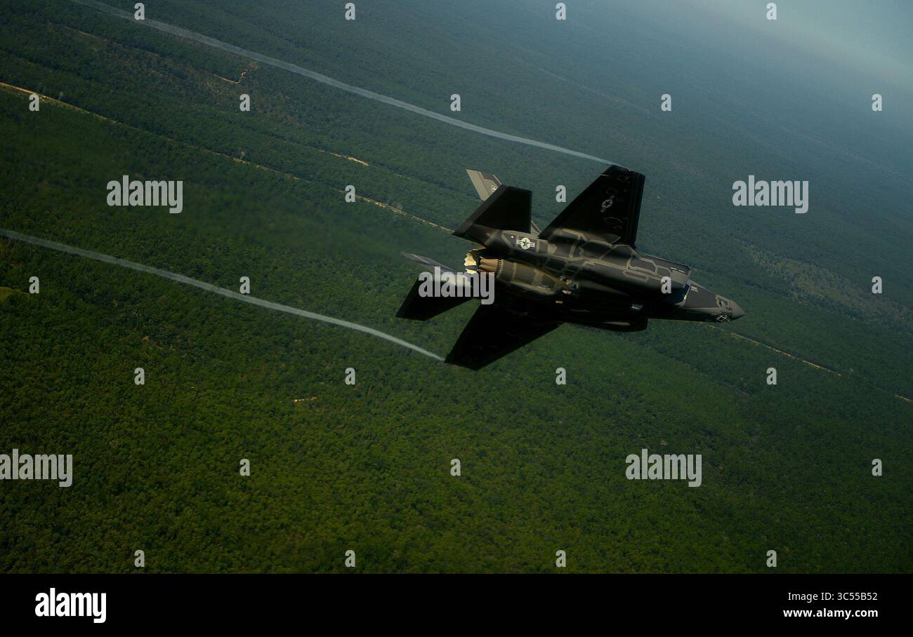 19 septembre 2012 - Eglin AFB, Floride, États-Unis - un chasseur de frappe conjoint F-35A Lightning II de la 33rd Fighter Wing à la base aérienne d'Eglin, en Floride, survole la côte d'Emeraude le 19 septembre 2012. (Crédit image : © Sgt. Maître Jeremy T. Lock/USAF via ZUMA Wire/ZUMAPRESS.com) Banque D'Images