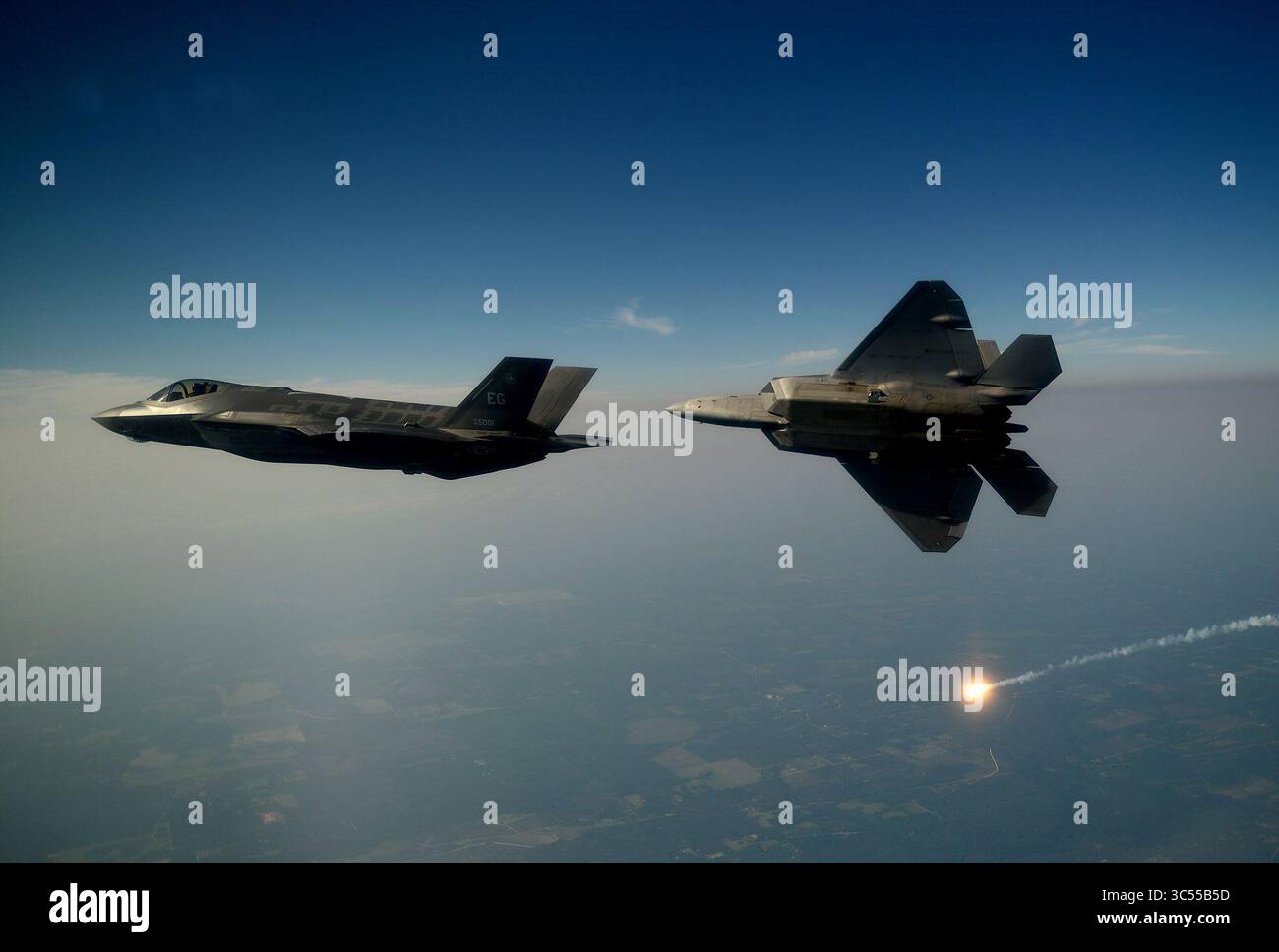 19 septembre 2012 - Eglin AFB, Floride, États-Unis - un chasseur de frappe conjoint F-35A Lightning II de la 33rd Fighter Wing à la base aérienne d'Eglin, en Floride, survole la côte d'Emeraude le 19 septembre 2012. (Crédit image : © Sgt. Maître Jeremy T. Lock/USAF via ZUMA Wire/ZUMAPRESS.com) Banque D'Images