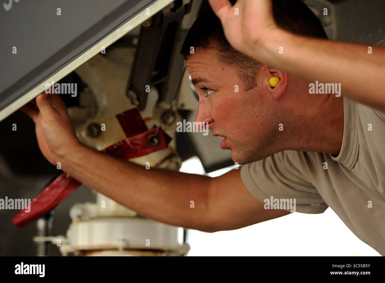 18 septembre 2012 - Eglin AFB, Floride, États-Unis - L'équipage de chasse d'attaque conjoint F-35A Lightning II le sergent-chef d'état-major Jeremy Deck de la 58e unité de maintenance d'aéronefs à la base aérienne d'Eglin, en Floride, vérifie l'avion après une mission d'entraînement locale au-dessus de la côte d'Emeraude le 18 septembre 2012. (Crédit image : © Sgt. Maître Jeremy T. Lock/USAF via ZUMA Wire/ZUMAPRESS.com) Banque D'Images