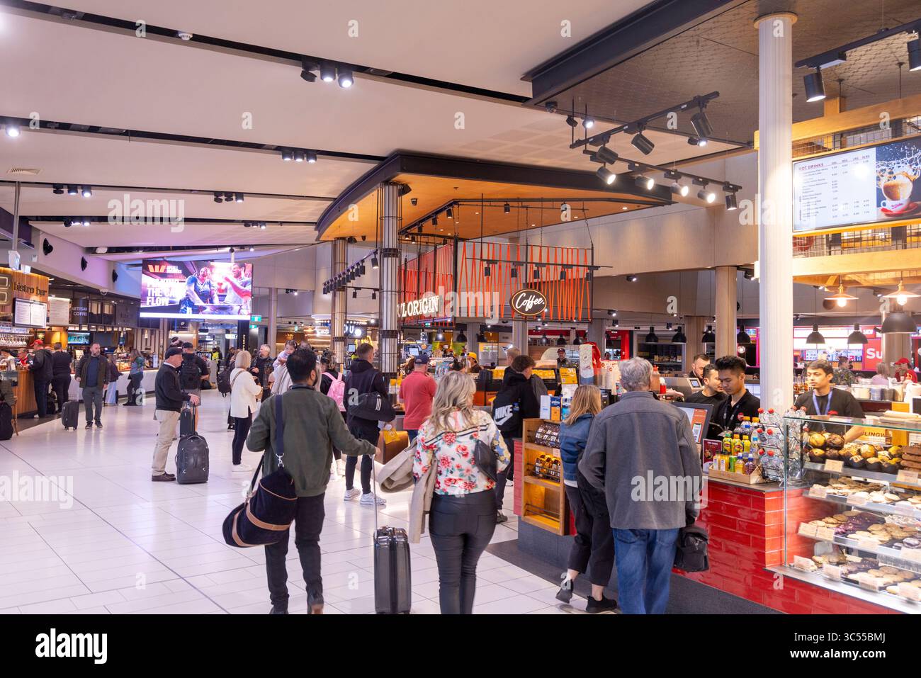 Aéroport de Sydney Kingsford Smith, passagers passant par la zone des départs du terminal 2 devant les boutiques et cafés, Nouvelle-Galles du Sud, Australie Banque D'Images