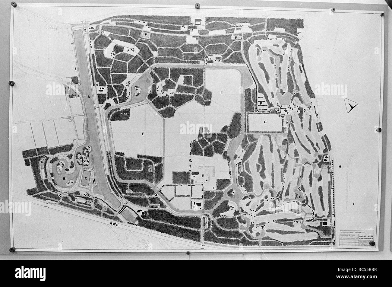 Affiches d'exposition Heemskerk, expositions, 12-09-1974 Whizgle News, Dutch Desk, pays-Bas, 1950-2000 Un plan détaillé d'un espace paysager, comprenant diverses sections étiquetées De A à G, avec des sentiers, des espaces verts et des zones tracées distinctes pour les activités ou les installations. Banque D'Images