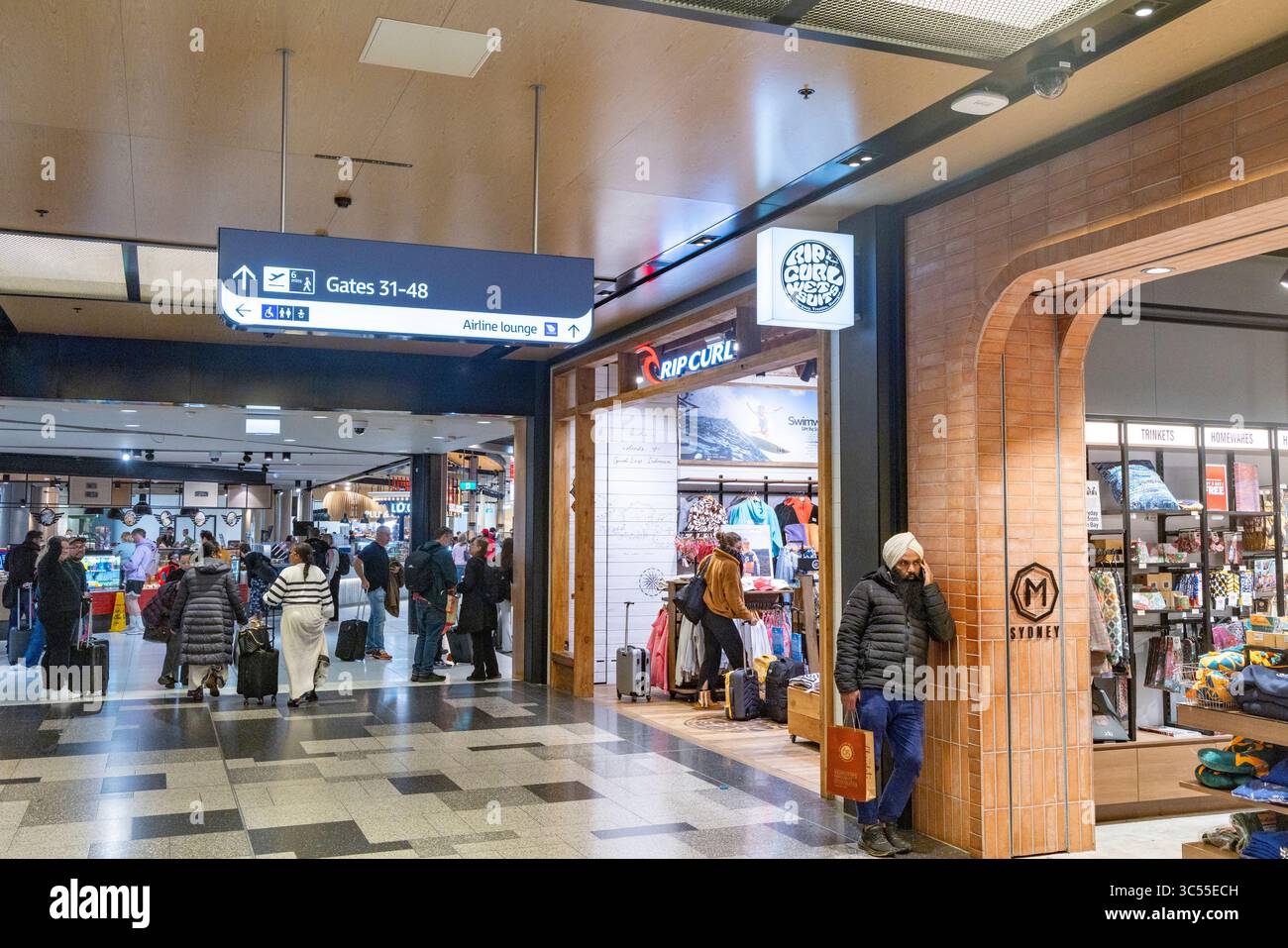 Aéroport de Sydney Kingsford Smith, zone des départs dans le terminal 2 avec magasins et magasins dont Ripcord sports shop, Nouvelle-Galles du Sud, Australie Banque D'Images