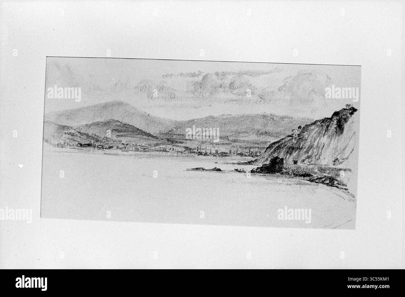 Œuvre d'art de Poppe Damave marchand d'art Leffelaar, 00-08-1963 Whizgle News, Dutch Desk, pays-Bas, 1950-2000 Un paysage côtier serein avec des collines ondoyantes et des montagnes lointaines, avec un rivage légèrement courbé le long du bord de l'eau. De légers nuages dérivent au-dessus, créant une atmosphère paisible dans la scène. Banque D'Images