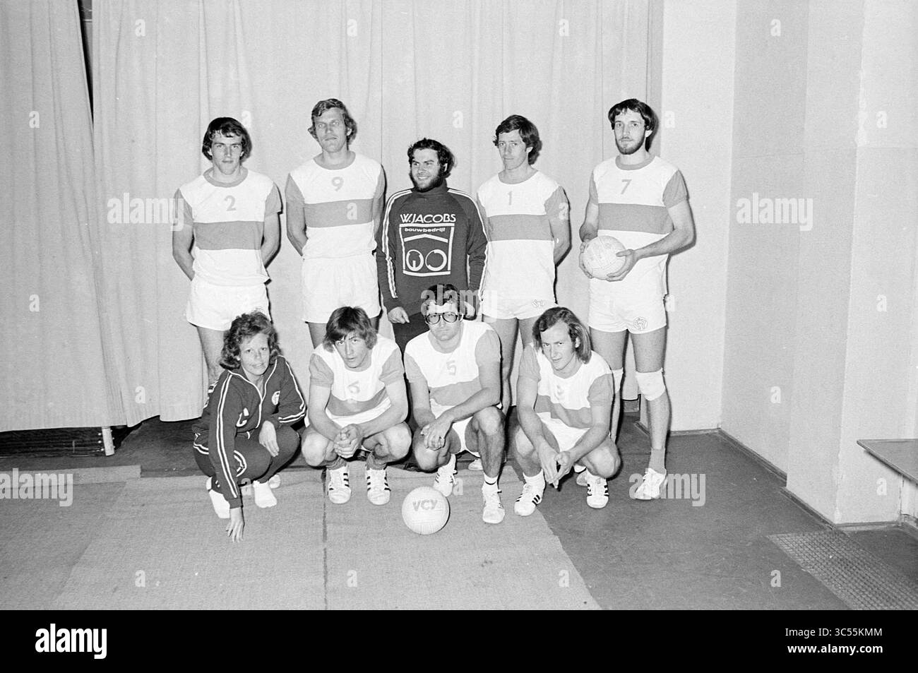 Équipe de volleyball VCIJ, IJmuiden, Volleyball, 12-05-1976 Whizgle News, Dutch Desk, pays-Bas, 1950-2000 Une équipe de volleyball pose ensemble dans des uniformes assortis, mettant en valeur son esprit d'équipe et sa camaraderie. Ils se tiennent sur deux rangées, avec des joueurs tenant des balles de volley et portant des numéros sur leurs chemises. Le groupe comprend des membres masculins et féminins, mettant en évidence une dynamique d'équipe diversifiée. Banque D'Images
