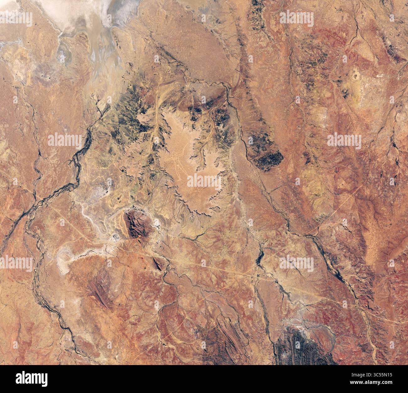 30 décembre 2019 - Australie méridionale - depuis qu'un pilote a remarqué Marree Man pour la première fois en 1998, l'œuvre mystérieuse de l'art de la terre a attiré l'attention internationale. Gravée sur un plateau en Australie méridionale, l'œuvre représente un chasseur avec ce qui semble être un bâton ou un boomerang à la main. Couvrant 3,5 kilomètres (2,2 miles) de haut en bas, Marree Man est un géoglyphe, un design fait de matériaux de terre qui est si grand qu'il est mieux vu d'en haut. Un exemple de géoglyphe encore plus grand est les lignes de Nazca au Pérou. Pendant de nombreuses années, Marree Man, nommé d'après une ville voisine, a été une caractéristique importante Banque D'Images
