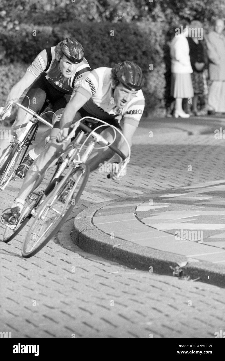 Visite de Vijfhuizen, cyclisme, Vijfhuizen, 04-09-1984 Whizgle News, Dutch Desk, pays-Bas, 1950-2000 deux cyclistes courent de près autour d'un virage, faisant preuve d'une concentration intense et d'un athlétisme. En arrière-plan, les spectateurs observent la compétition, ajoutant un sentiment de communauté et d'excitation à la scène. Banque D'Images