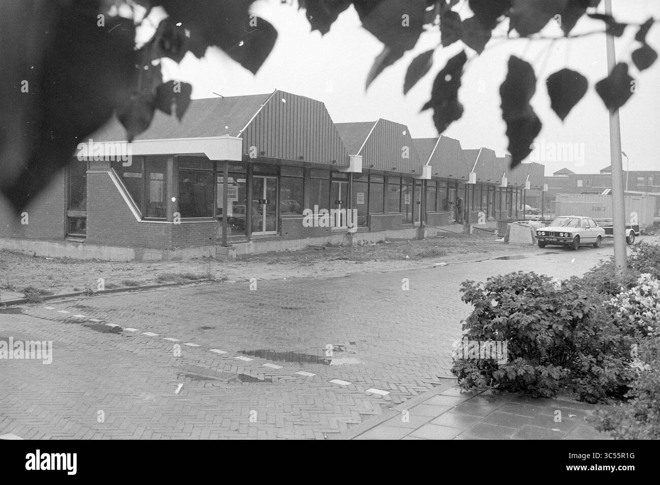 Centre commercial extérieur Spaarndam-Oost, Spaarndam, boutiques et kiosques, 28-06-1978 Whizgle News, Dutch Desk, pays-Bas, 1950-2000 Une rangée de devantures de magasins modernes présente des toits inclinés et de grandes fenêtres, situées le long d'une rue récemment pavée. La zone environnante montre des signes de construction et d'aménagement paysager, indiquant un quartier en évolution. Banque D'Images Centre commercial extérieur Spaarndam-Oost, Spaarndam, boutiques et kiosques, 28-06-1978 Whizgle News, Dutch Desk, pays-Bas, 1950-2000 Une rangée de devantures de magasins modernes présente des toits inclinés et de grandes fenêtres, situées le long d'une rue récemment pavée. La zone environnante montre des signes de construction et d'aménagement paysager, indiquant un quartier en évolution. Banque D'Images