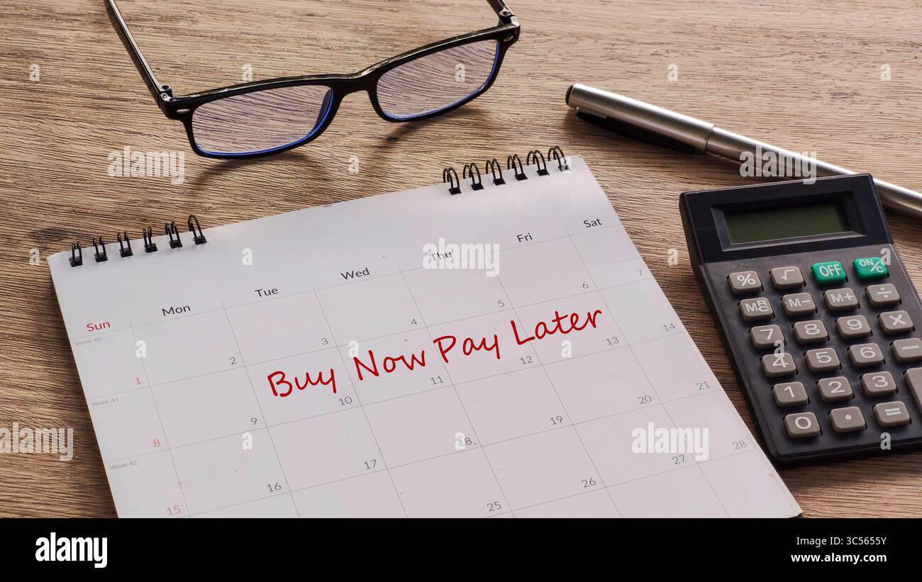 Concept financier : « acheter maintenant, payer plus tard » écrit sur un calendrier avec calculatrice et lunettes Banque D'Images