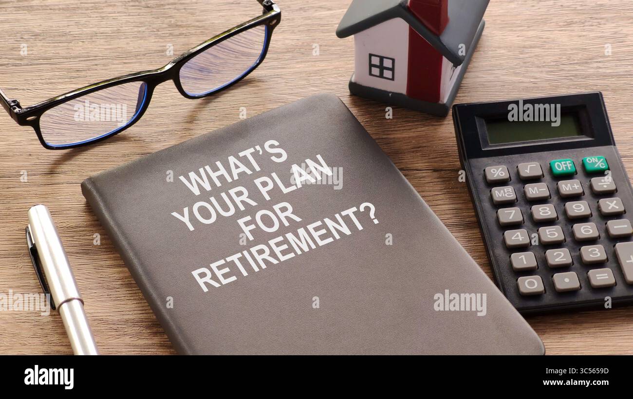 Gros plan sur la question « quel est votre plan de retraite ? » Word sur calendrier avec calculatrice et lunettes Banque D'Images