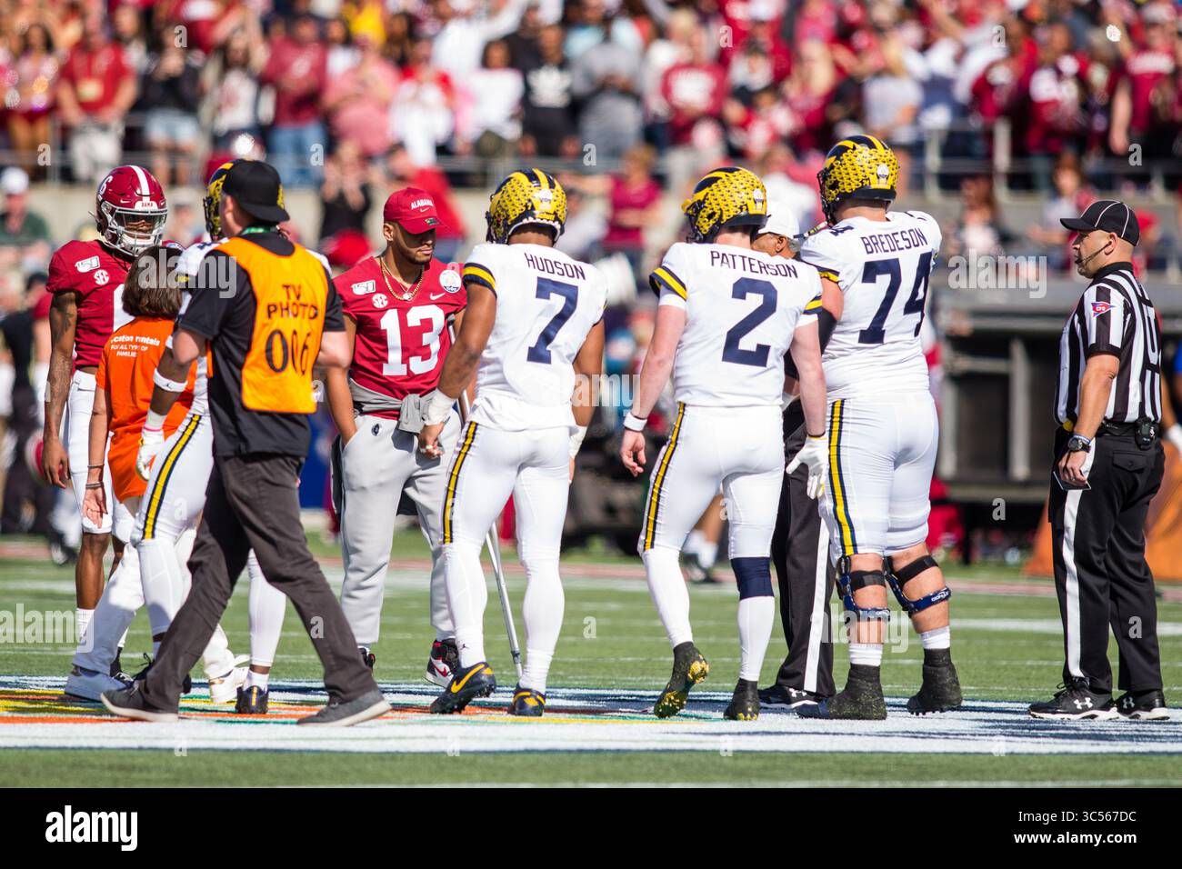1er janvier 2020 : les deux équipes s'alignent pour le lancer de pièces lors du match VRBO Citrus Bowl entre les Michigan Wolverines et l'Alabama Crimson Tide au Camping World Stadium à Orlando, en Floride. Mat Gdowski/CSM(image de crédit : &copy ; Mat Gdowski/CSM via ZUMA Wire) Banque D'Images