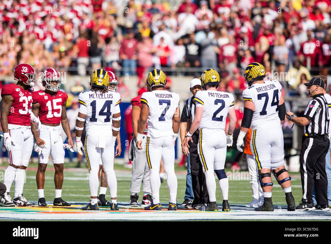 1er janvier 2020 : les deux équipes attendent que la pièce soit lancée lors du match VRBO Citrus Bowl entre les Michigan Wolverines et l'Alabama Crimson Tide au Camping World Stadium à Orlando, en Floride. Mat Gdowski/CSM(image de crédit : &copy ; Mat Gdowski/CSM via ZUMA Wire) Banque D'Images