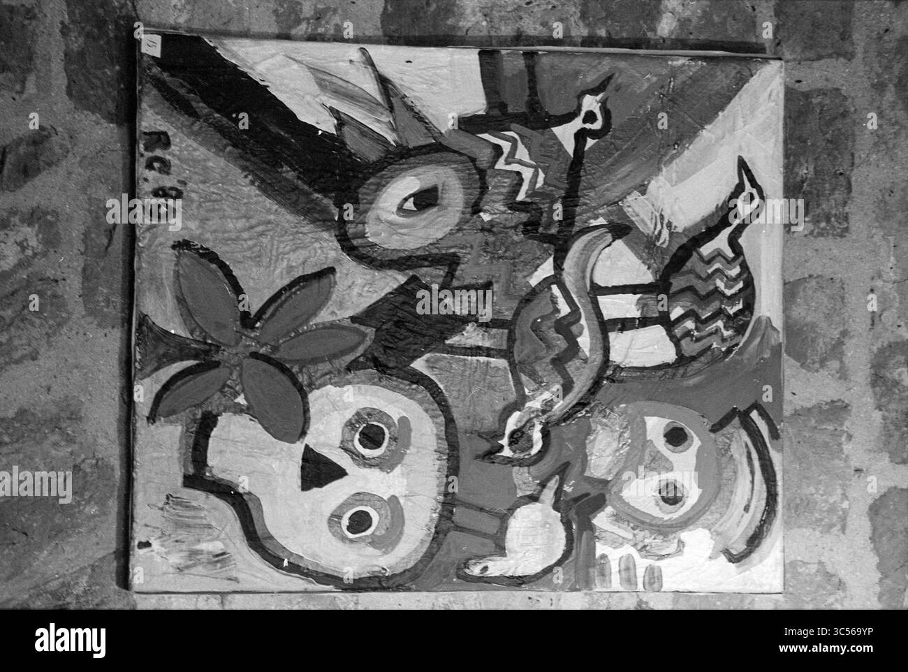 Peinture Ruud Cornelissen, 18-06-1992 Whizgle News, Dutch Desk, pays-Bas, 1950-2000 Une œuvre fantaisiste mettant en vedette des hiboux et des oiseaux stylisés, ornés de formes audacieuses et de motifs vibrants. La composition comprend une fleur, améliorant la nature ludique du design, le tout sur un fond contrasté qui souligne les formes dynamiques. Banque D'Images