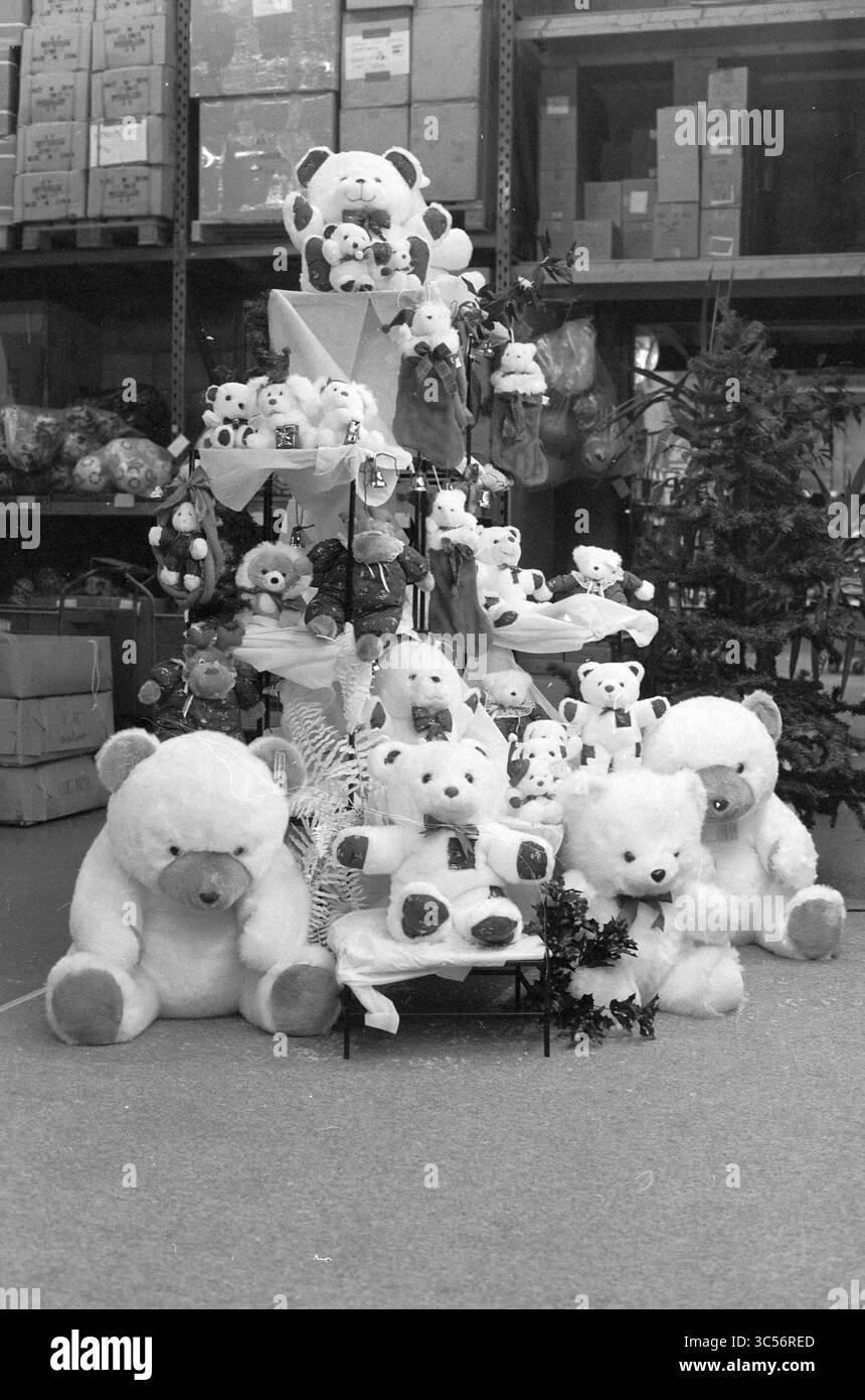 Jouets Twisk, B'wijk, Beverwijk, pays-Bas, 27-10-1991 Whizgle News, Dutch Desk, pays-Bas, 1950-2000 Une exposition festive présentant un assortiment d'ours en peluche disposés autour d'un arbre décoré, entourés d'ours en peluche supplémentaires et de verdure, créant une atmosphère joyeuse et fantaisiste. Banque D'Images