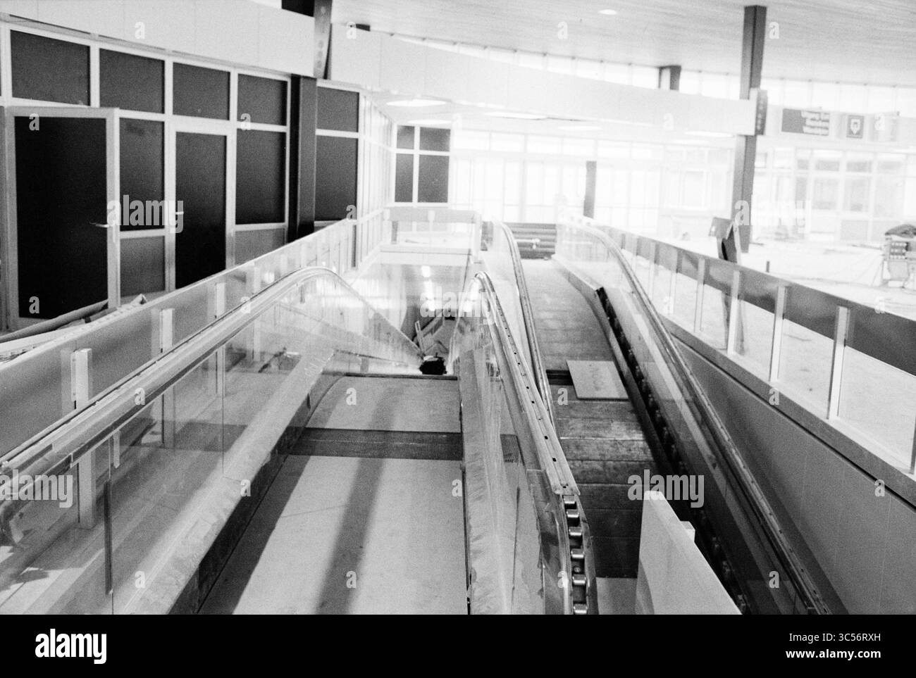 Report NS station Schiphol, chemins de fer, Schiphol, 31-08-1978 Whizgle News, Dutch Desk, pays-Bas, 1950-2000 Un intérieur partiellement construit présente deux escaliers roulants gracieusement vers le bas, avec des échafaudages et des surfaces inachevées visibles en arrière-plan, suggérant un espace évolutif. Banque D'Images Report NS station Schiphol, chemins de fer, Schiphol, 31-08-1978 Whizgle News, Dutch Desk, pays-Bas, 1950-2000 Un intérieur partiellement construit présente deux escaliers roulants gracieusement vers le bas, avec des échafaudages et des surfaces inachevées visibles en arrière-plan, suggérant un espace évolutif. Banque D'Images