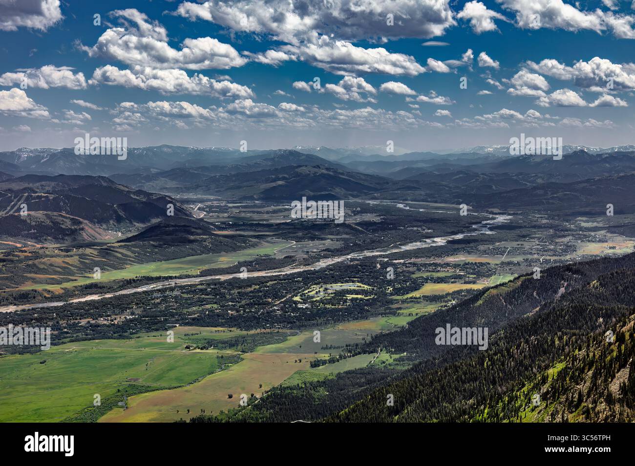 Vue depuis le sommet de Rendezvous Mountain regarde vers le sud-est à travers la vallée Jackson Hole Banque D'Images