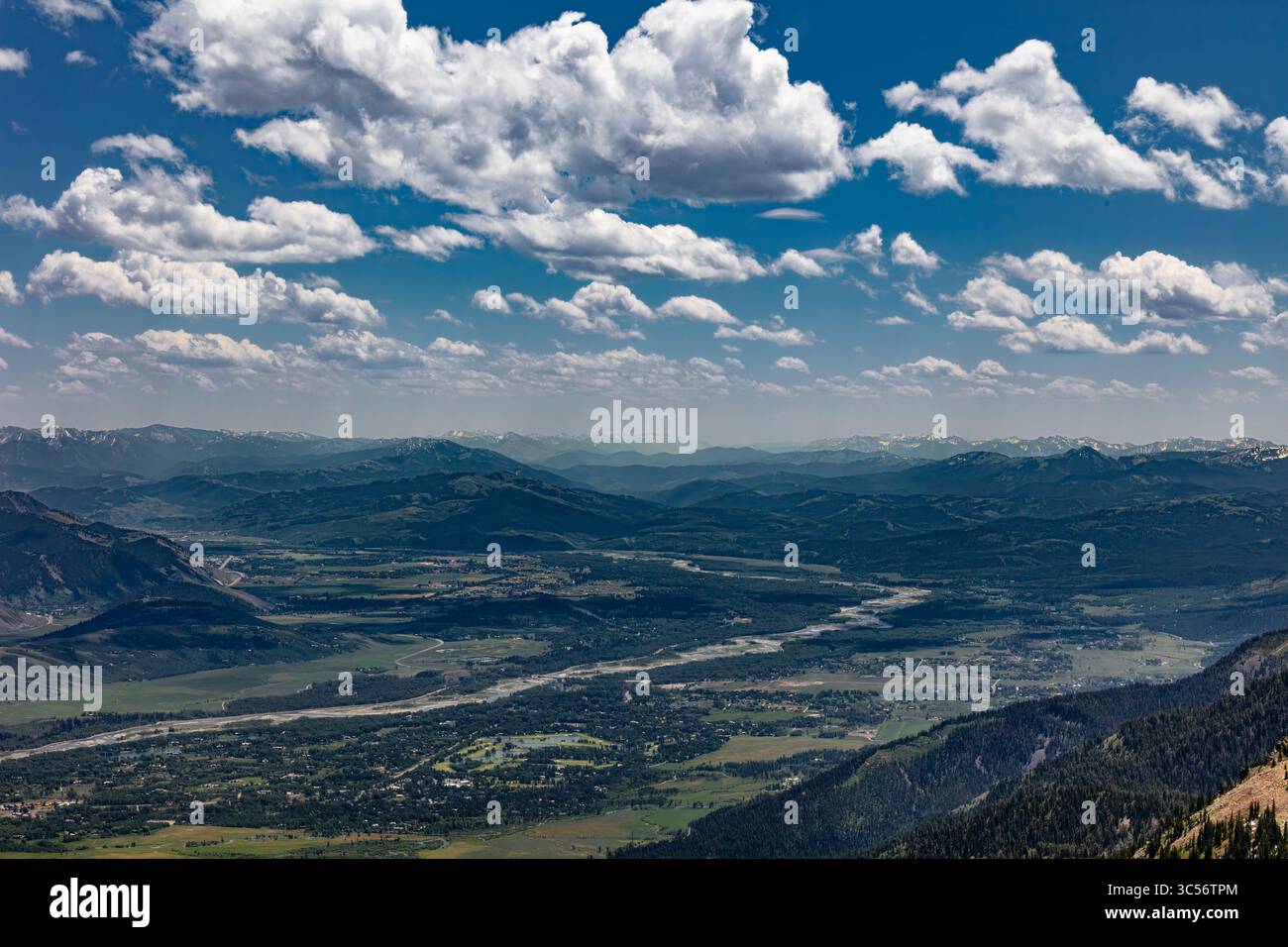 Vue depuis le sommet de Rendezvous Mountain regarde vers le sud-est à travers la vallée Jackson Hole Banque D'Images
