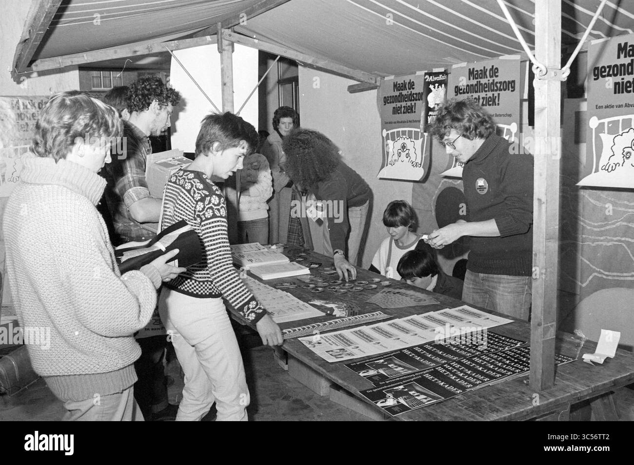Info Stall ABVA-KABO, information, 01-12-1982 Whizgle News, Dutch Desk, pays-Bas, 1950-2000 Un groupe de personnes se réunit autour d'une table présentant divers documents d'information et affiches, engageant la conversation et examinant le contenu. L'atmosphère suggère un événement communautaire axé sur la santé et l'éducation. Banque D'Images Info Stall ABVA-KABO, information, 01-12-1982 Whizgle News, Dutch Desk, pays-Bas, 1950-2000 Un groupe de personnes se réunit autour d'une table présentant divers documents d'information et affiches, engageant la conversation et examinant le contenu. L'atmosphère suggère un événement communautaire axé sur la santé et l'éducation. Banque D'Images