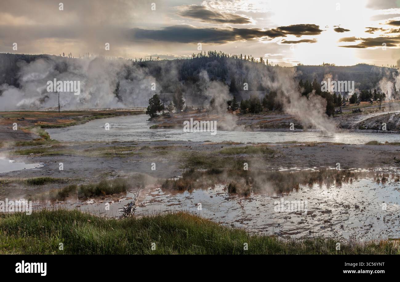 Tôt le matin au Midway Geyser Basin dans le parc national de Yellowstone Banque D'Images