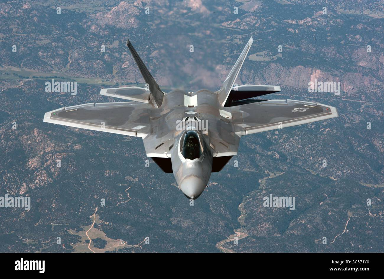 Un F-22 Raptor de l'US Air Force de la 1st Fighter Wing et du 94th Fighter Squadron retourne à joint base Langley-Eustis, en Virginie après avoir participé i. Banque D'Images