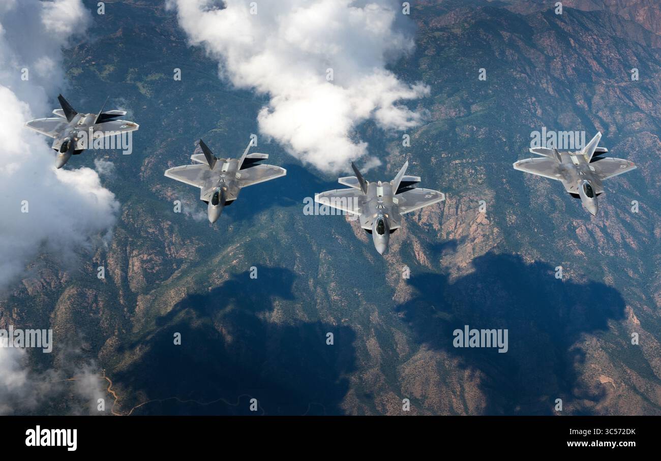 Une formation de quatre navires des F-22 Raptors f de l'US Air Force du 94th Fighter Squadron et de la 1st Fighter Wing volent en formation au-dessus de la Rocky Mountain R. Banque D'Images