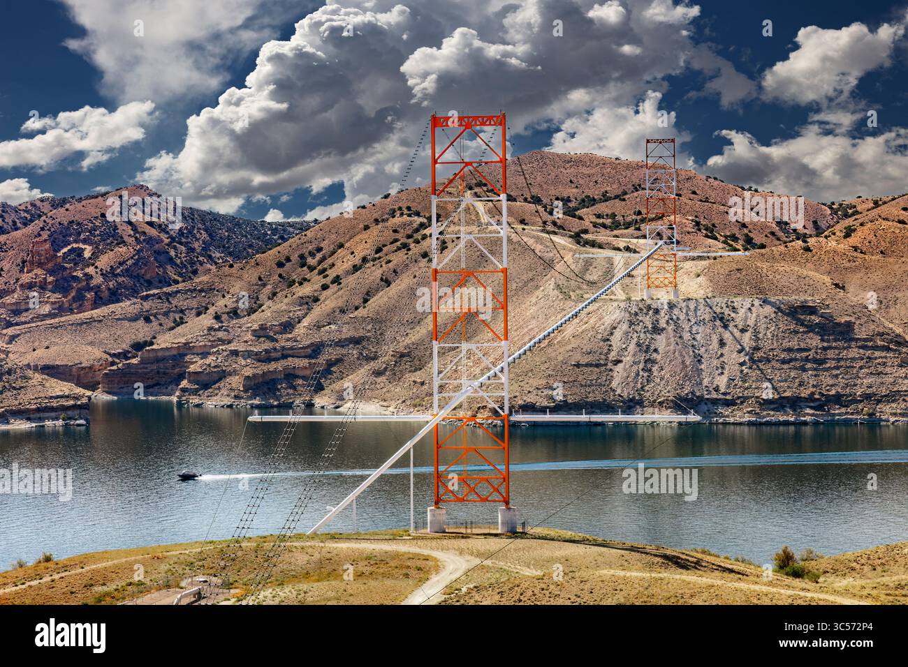 Les tours CPL couvrent le réservoir de Flaming gorge dans l'Utah, qui fait partie de l'infrastructure électrique haute tension connectée au barrage de Flaming gorge. Banque D'Images