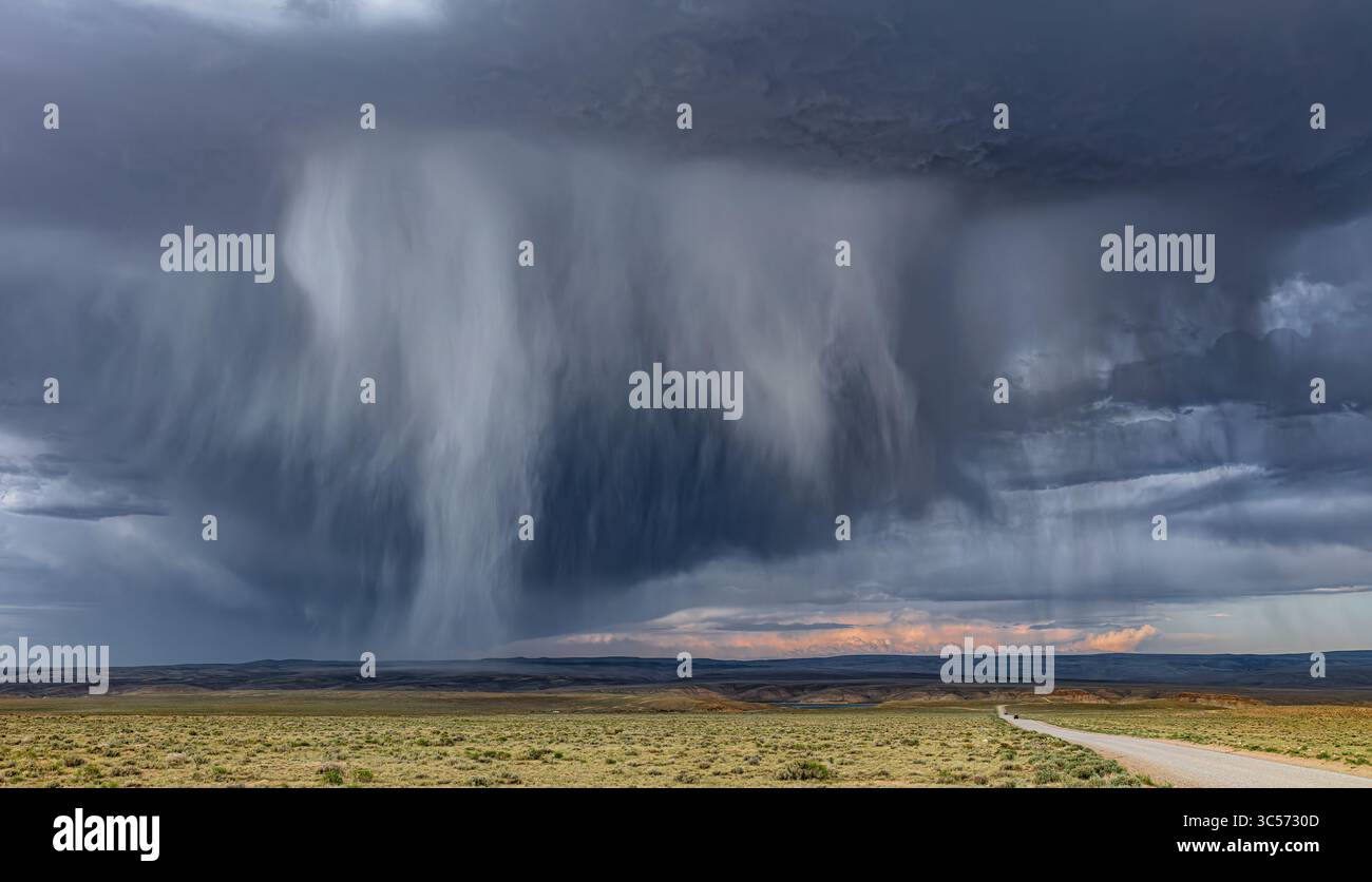 Rain Squall, Flaming gorge National Recreation Area dans le sud-ouest du Wyoming. Banque D'Images