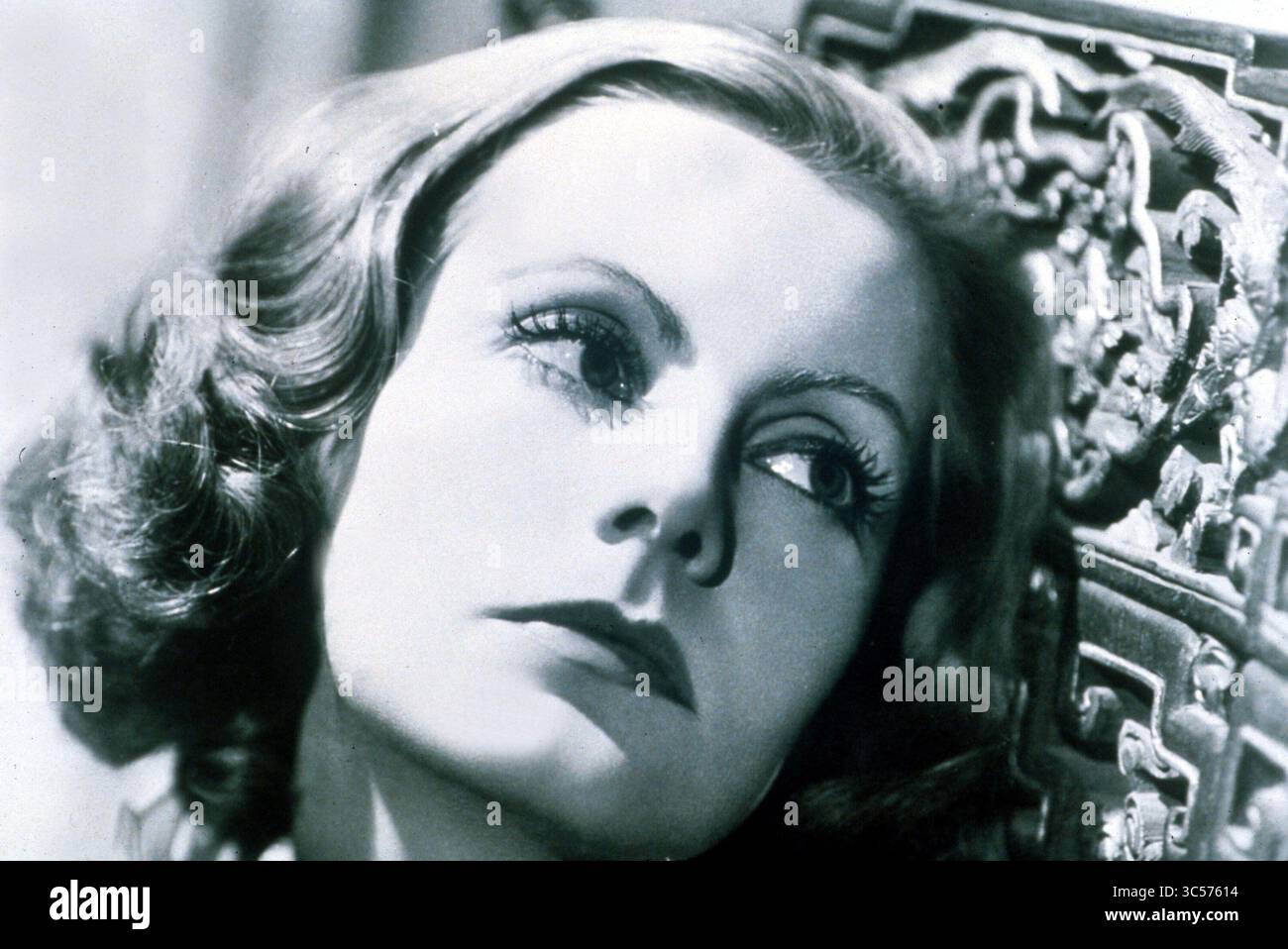 DATE DE SORTIE : 11 septembre 1932 TITRE : Grand Hotel STUDIO : MGM RÉALISATEUR : Edmund Goulding INTRIGUE : un groupe de personnes très différentes séjournant dans un hôtel de luxe à Berlin traitent chacun de leurs drames respectifs. EN VEDETTE : GRETA GARBO.(crédit image : © MGM/Entertainment Pictures/ZUMAPRESS.com) Banque D'Images