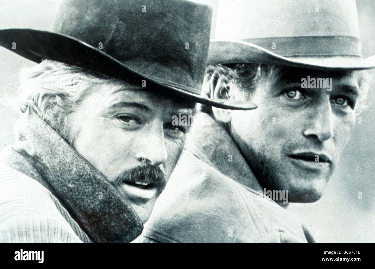 Butch Cassidy et le Sundance Kid. Le film romantisé Buddy est vaguement basé sur la vie réelle, légendaires hors-la-loi et leur gang Hole in the Wall. Les anti-héros du film du début des années 1900 sont les roues libres, Butch (PAUL NEWMAN) et Sharpshoot Sundance (ROBERT REDFORD) leur spécialité, voler des trains, jusqu'à une tentative malmenée sur l'Union Pacific Express. Ils fuient en Bolivie pour échapper à un homme de loi et chercher plus de richesse. Réalisé par George Roy Hill et écrit par William Goldman (image crédit : MGM/ZUMAPRESS.com) Banque D'Images