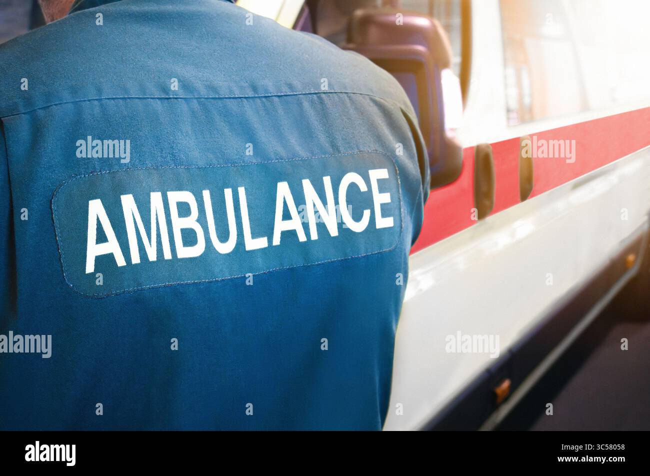 Ambulance et paramédical - travailleur des services d'urgence et véhicule ambulancier en attente. Transport médicalement équipé pour patients et paramédicaux. Banque D'Images