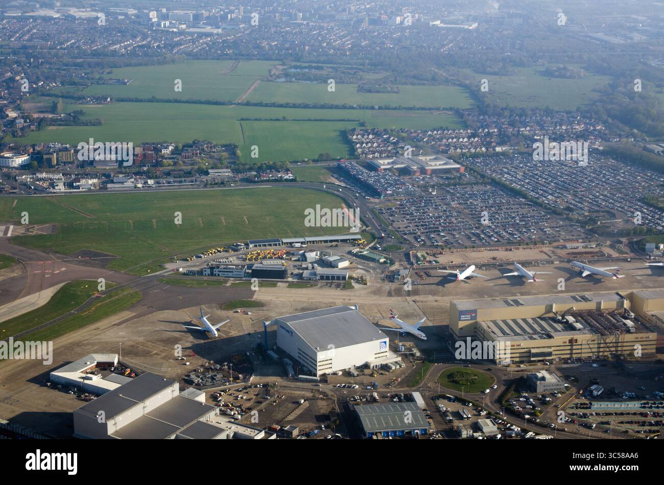 Vue aérienne de l'angle nord-ouest de l'aéroport de Heathrow, Londres par un matin de printemps ensoleillé avec le siège des pompiers de l'aéroport au milieu Banque D'Images