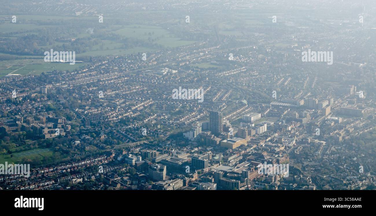 Vue aérienne de Hounslow dans l'ouest de Londres par un matin de printemps ensoleillé. Le centre commercial Blenheim et la station de métro Hounslow East sont au milieu Banque D'Images