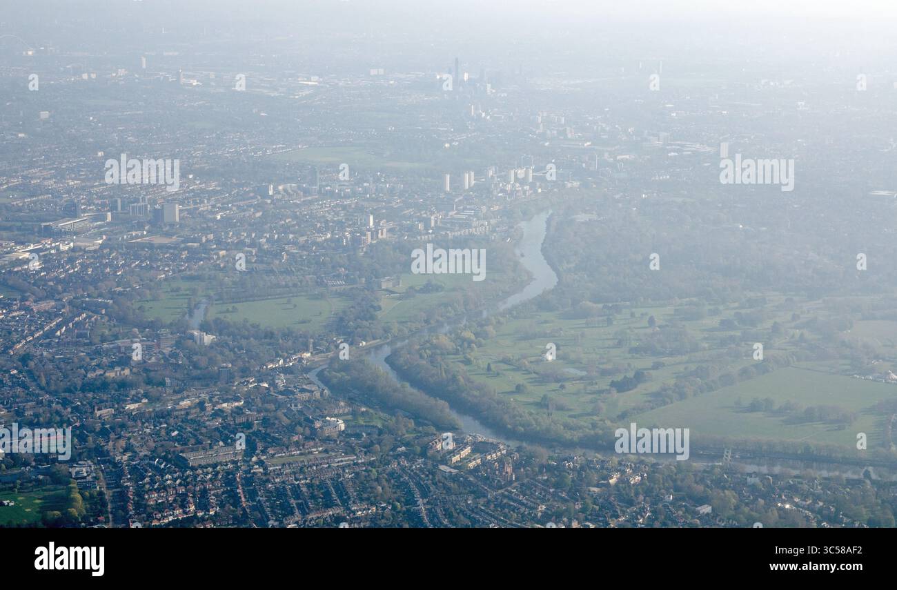 Vue aérienne de la Tamise dans l'ouest de Londres avec Syon Park sur le côté gauche et Kew Gardens sur la droite. Les banlieues de Twickenham et Brent Banque D'Images