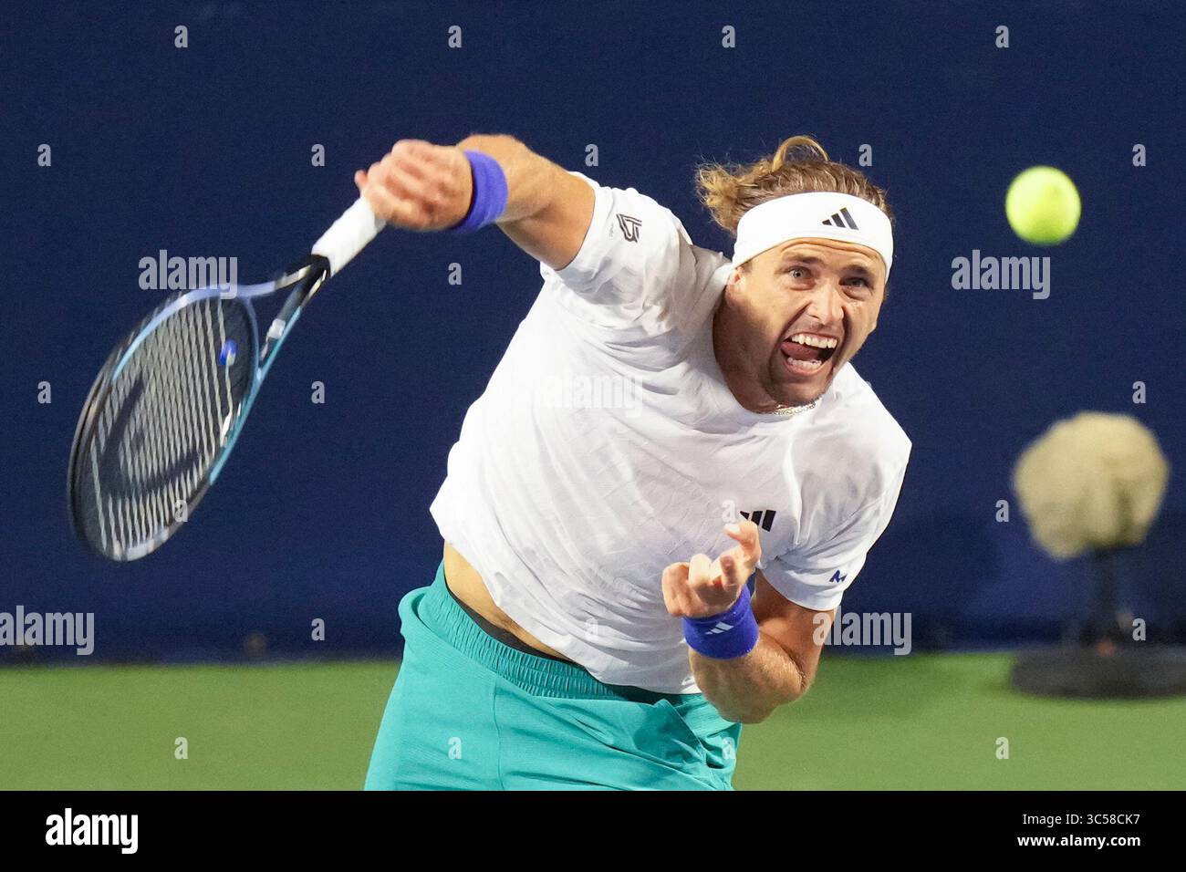 Toronto, Can. 29 juillet 2025. L'Allemand Alexander Zverev sert à l'australien Adam Walton lors de la deuxième ronde de tennis à l'Open de la Banque nationale à Toronto le mardi 29 juillet 2025. Crédit : la presse canadienne/Alamy Live News Banque D'Images