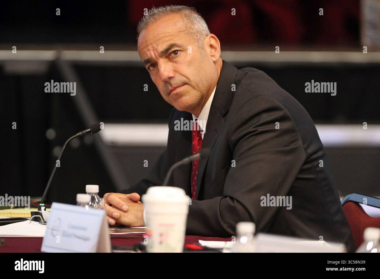 24 avril 2018, Coconut Grove, FL, États-Unis : Andrew Pollack, dont la fille Meadow a été tuée dans la fusillade, lors d'une réunion de la Commission de sécurité publique de l'école secondaire Marjory Stoneman Douglas en avril 2018. (Crédit image : © TNS via ZUMA Wire) Banque D'Images