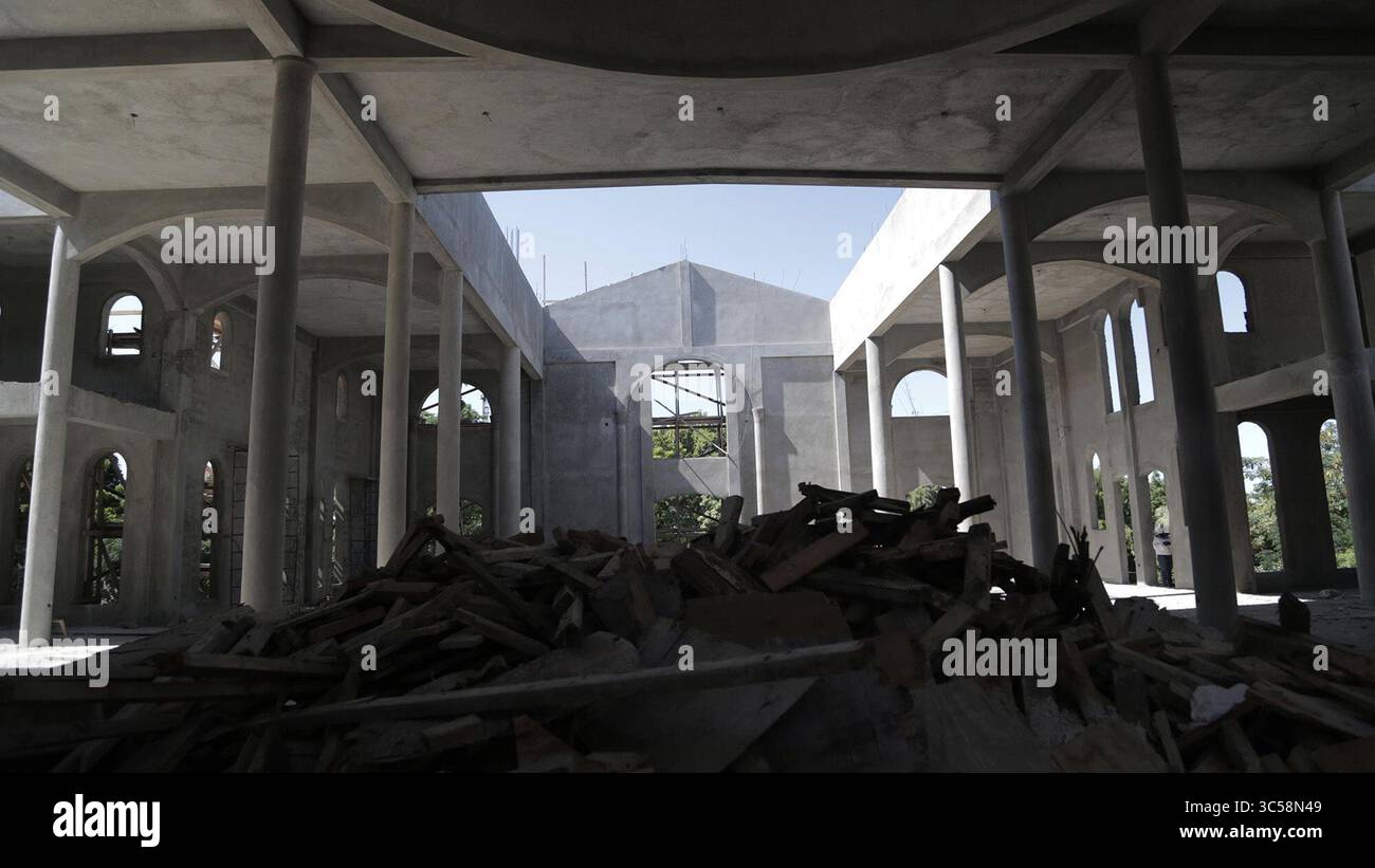 15 novembre 2019, Port-au-Prince, HAI : des débris de construction jonchent l'intérieur de la structure à notre-Dame du perpétuel secours dans le quartier Fragneauville de Delmas. L'église massive de trois étages, dédiée au saint patron d'Haïti, est faite dans un style d'architecture néoclassique avec des colonnes et un gigantesque dôme rond avec une croix sur le dessus. (Crédit image : © TNS via ZUMA Wire) Banque D'Images 15 novembre 2019, Port-au-Prince, HAI : des débris de construction jonchent l'intérieur de la structure à notre-Dame du perpétuel secours dans le quartier Fragneauville de Delmas. L'église massive de trois étages, dédiée au saint patron d'Haïti, est faite dans un style d'architecture néoclassique avec des colonnes et un gigantesque dôme rond avec une croix sur le dessus. (Crédit image : © TNS via ZUMA Wire) Banque D'Images