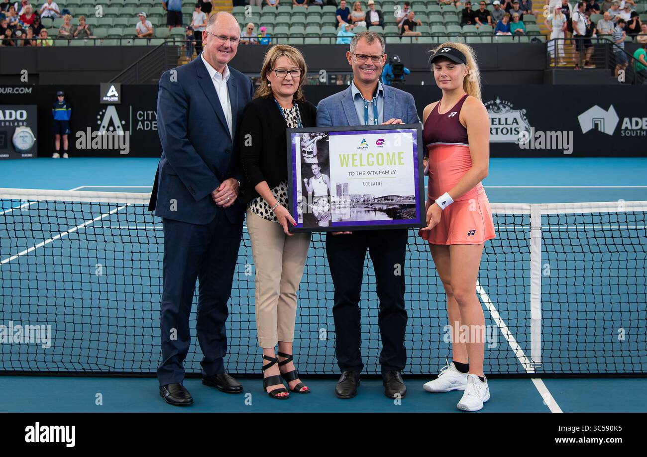 16 janvier 2020, Adélaïde, AUSTRALIE : Dayana Yastremska de l'Ukraine et Steve Simon, PDG de la WTA, présentent un cadeau de bienvenue au tournoi international de tennis WTA premier d'Adélaïde 2020 (crédit image : © AFP7 via ZUMA Wire) Banque D'Images