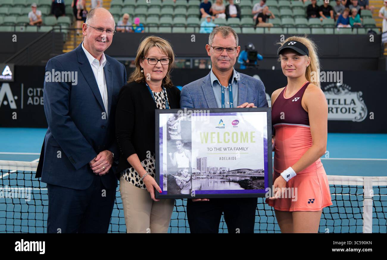16 janvier 2020, Adélaïde, AUSTRALIE : Dayana Yastremska de l'Ukraine et Steve Simon, PDG de la WTA, présentent un cadeau de bienvenue au tournoi international de tennis WTA premier d'Adélaïde 2020 (crédit image : © AFP7 via ZUMA Wire) Banque D'Images