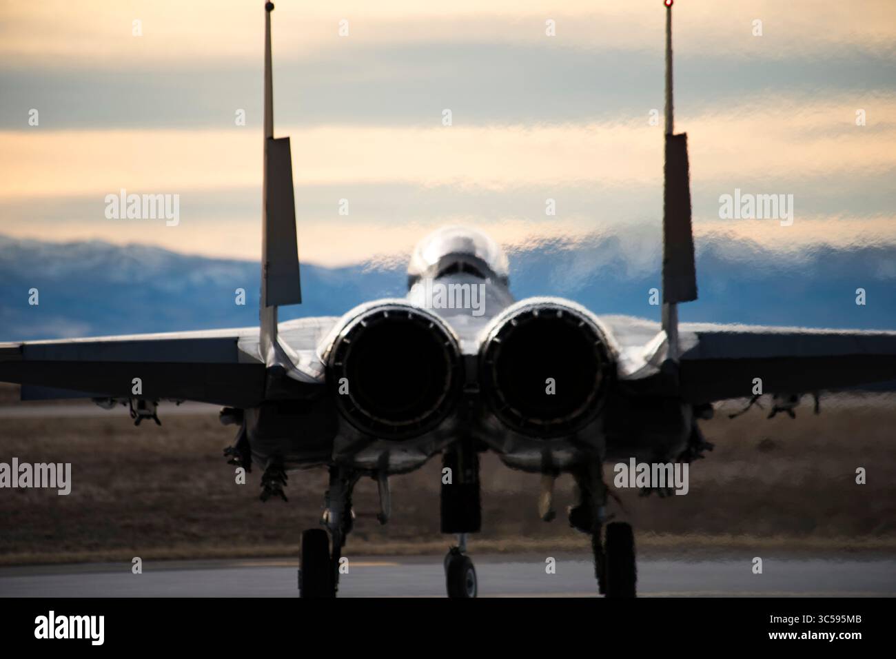 7 janvier 2020 - Mountain Home base, Idaho, États-Unis - Un F-15E Strike Eagle de l'US Air Force taxis à la piste le 7 janvier 2019, à Mountain Home Air Force base, Idaho. La maniabilité et l'accélération supérieures du F-15E sont obtenues grâce à un rapport poussée/poids moteur élevé et à une faible charge sur les ailes. (Crédit image : © U.S. Air Force/ZUMA Wire/ZUMAPRESS.com) Banque D'Images