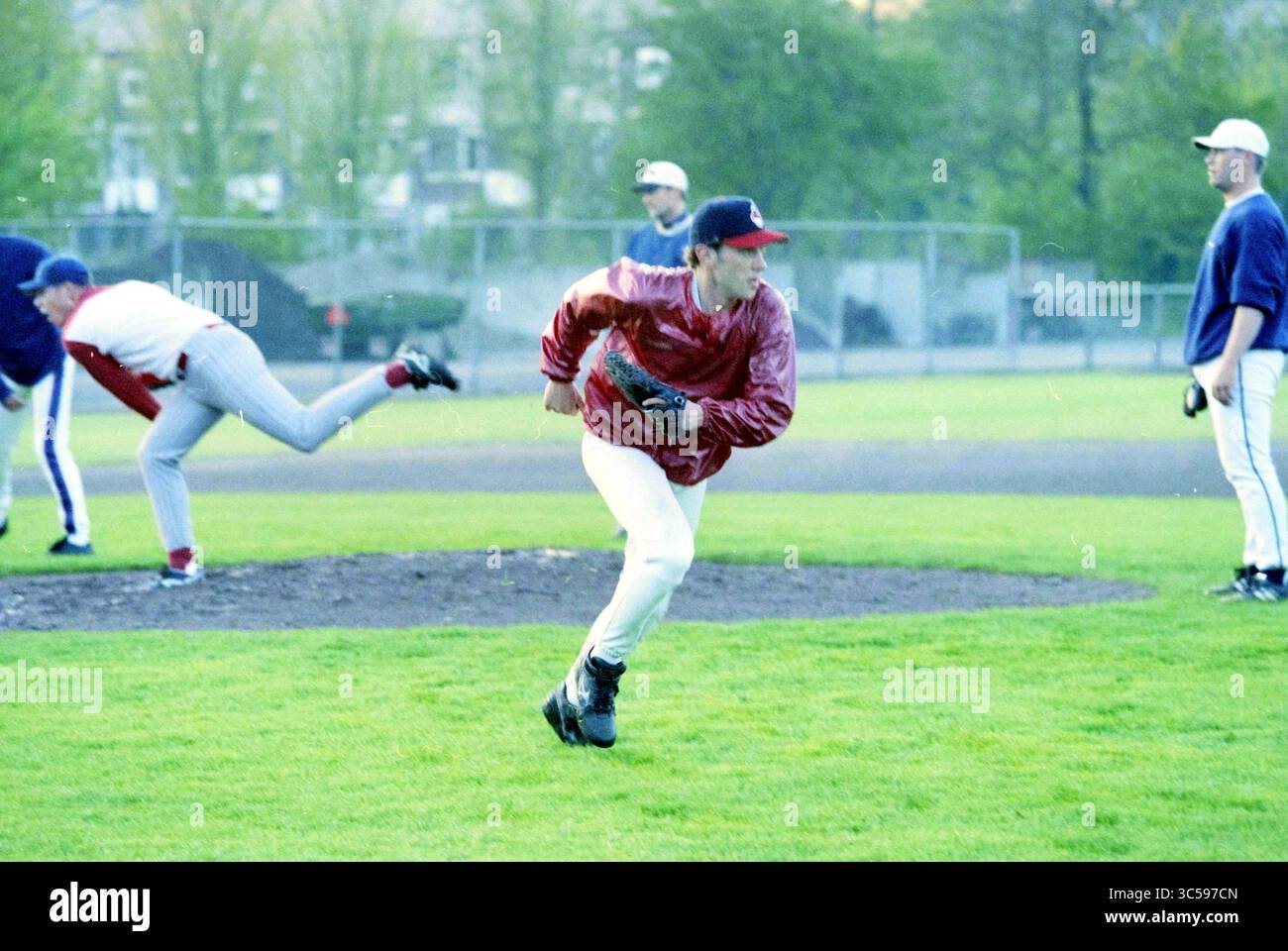 La première formation de l'équipe néerlandaise de baseball, 13-05-1997 Whizgle News, Dutch Desk, pays-Bas, 1950-2000 Un groupe de joueurs de baseball s'entraîne sur un terrain gazonné, un joueur en mouvement se préparant à lancer tandis que d'autres s'échauffent en arrière-plan. L’atmosphère est concentrée et énergique, soulignant la camaraderie de l’équipe. Banque D'Images