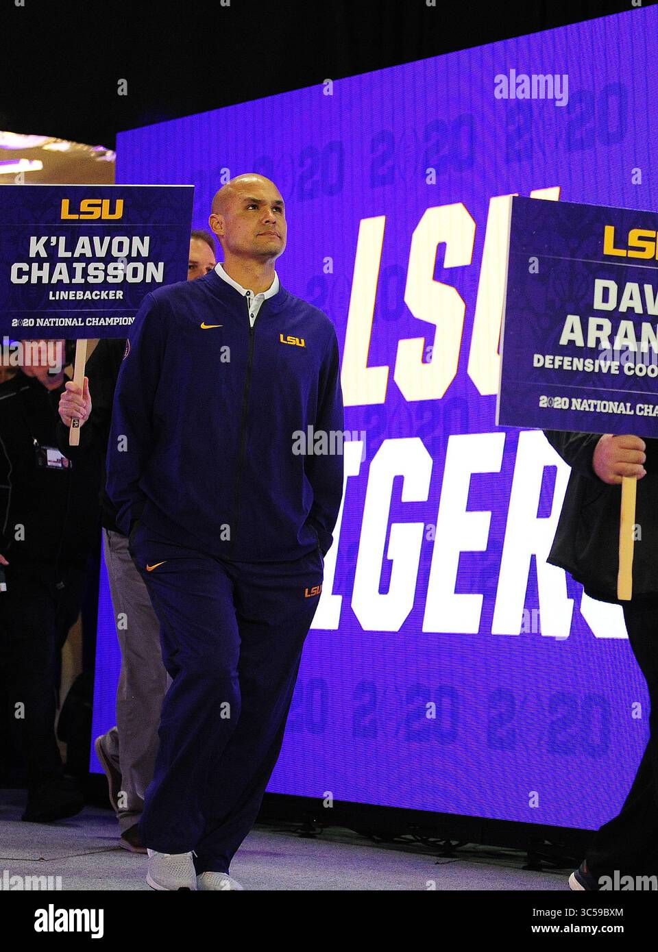 Janvier 17, 2020 New Orleans, LA...(Photo d'archives) LSU Tigers Baylor embauché coordonnateur défensif Dave Aranda comme son nouvel entraîneur-chef jeudi, trois jours après les Tigres ont terminé leur championnat national invaincu...Aranda, un entraîneur en chef pour la première fois, prend un grand programme 12 en bien meilleur état qu'il était quand il n'y a Matt Rhule il y a plus de trois ans, photographié ici en 2020 pour le Championnat National Collège Journée des médias le 11 janvier 2020, à New Orleans, LA. (Photographe complète absolue & Company Crédit : Jose Marin / MarinMedia.org / Cal Sport Media) (HOLLYWOOD, VIE Banque D'Images