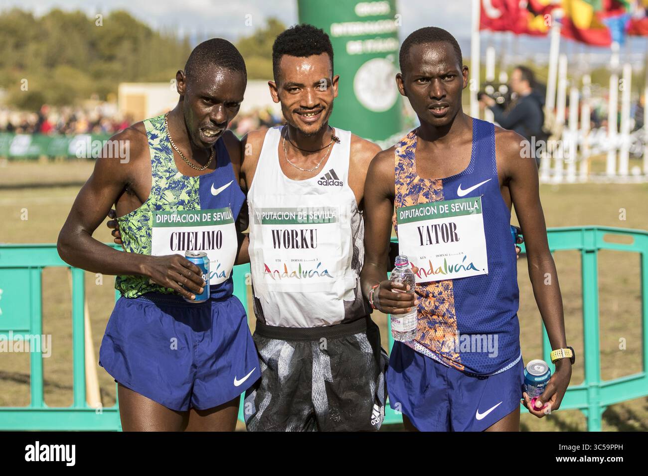 19 janvier 2020, Santiponce, Espagne : TADESE WORKU (Ethiopie) (C) vainqueur du concours Italica International Cross Country pose pour une photo avec PAUL CHELIMO (USA) (l), 2ème place, RICHARD YATOR (Kenya), 3ème place, dans les ruines de l'ancienne ville romaine d'Italica (crédit image : © Daniel Gonzalez Acuna/ZUMA Wire) Banque D'Images