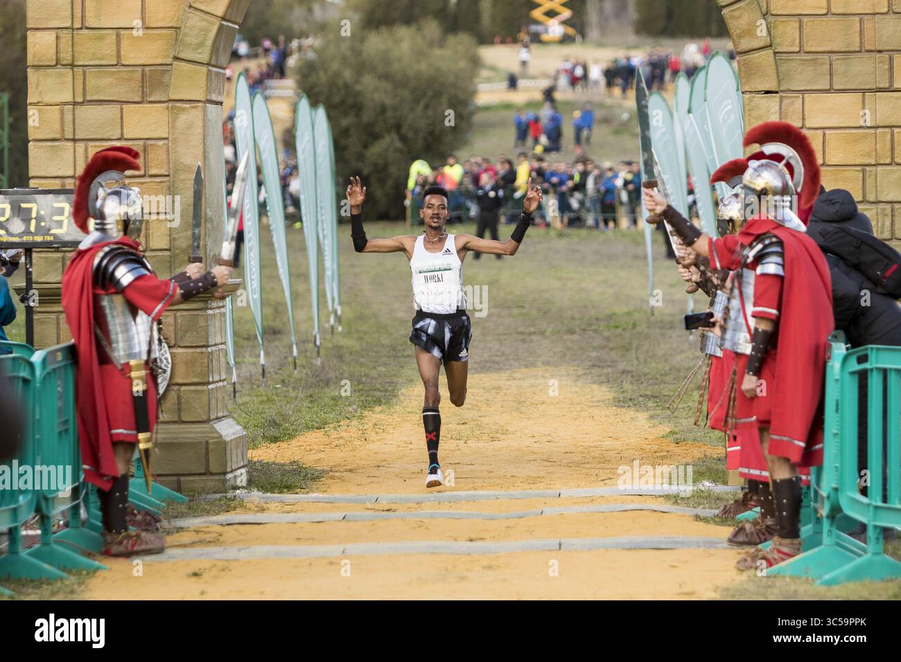 19 janvier 2020, Santiponce, Espagne : TADESE WORKU (Ethiopie) remporte le Cross Country International Italica hommes dans les ruines de l'ancienne ville romaine d'Italica (crédit image : © Daniel Gonzalez Acuna/ZUMA Wire) Banque D'Images