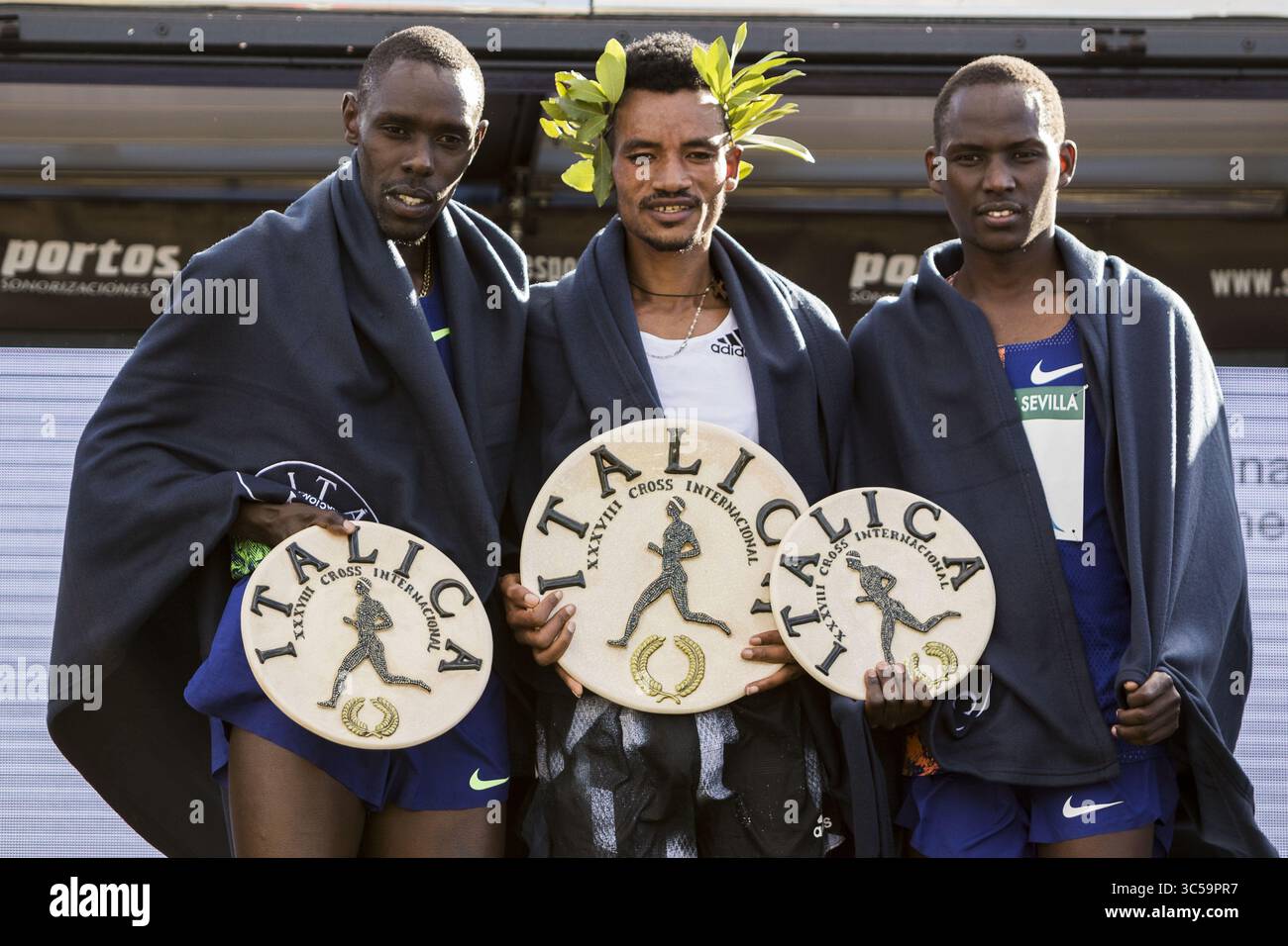 19 janvier 2020, Santiponce, Espagne : TADESE WORKU (Ethiopie) (C) vainqueur du concours Italica International Cross Country pose pour une photo avec PAUL CHELIMO (USA) (l), 2ème place, RICHARD YATOR (Kenya), 3ème place, dans les ruines de l'ancienne ville romaine d'Italica (crédit image : © Daniel Gonzalez Acuna/ZUMA Wire) Banque D'Images