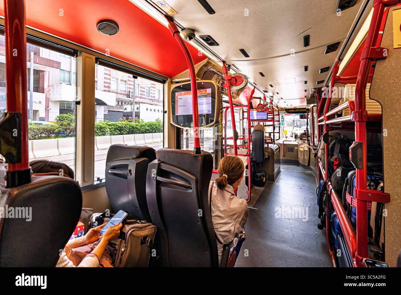 Passagers et bagages sur le bus de liaison de l'aéroport, Wanchai, Hong Kong, SAR, Chine Banque D'Images